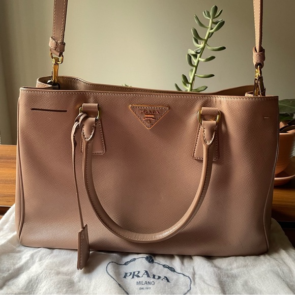 ❌SOLD❌on luxury site⭐️ HOST PICK⭐️Prada Galleria Saffiano Tote Bag 💕 Medium 💕 - Picture 10 of 16